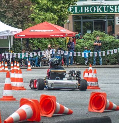 Vor der Melibokushalle jagen die Kart-fahrer wieder um die Pylonen.