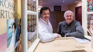 Der Weinheimer Kinochef Alfred Speiser (links) übernimmt von Jürgen Bieler das Brennessel-Kino in Hemsbach.