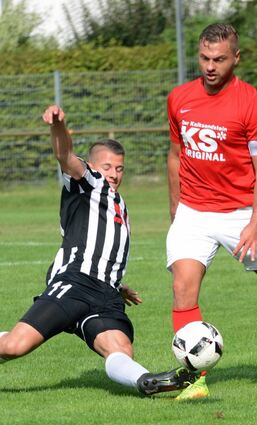 Erst rannten die SGE-Fußballer in der vergangenen Saison hinterher (links Tobias Georgi beim Tackling gegen den Auerbacher Betz), aber dann eilten sie doch noch in Riesenschritten (rechts Philipp Hiemenz) in die Spitzengruppe.