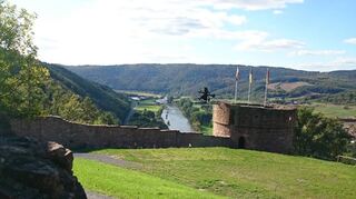 Blick zurück: die Hexe von der Freudenburg und der bayrische Main.