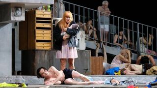 Die Darsteller Esther Dierkes (o., Josephe Asteron) und Dominic Große (u., Jeronimo) proben im Stuttgarter Opernhaus Toshio Hosokawas „Erdbeben.Träume“.