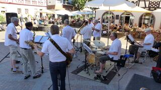 Die Musiker des Swing Express sorgten für beste Laune bei den Gästen in den Straßencafés. Beim fünften Platzkonzert des Jahres erklang gestandener Jazz und Swing.