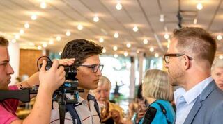 Goethe-Instituts-Leiter Ingo Schöningh (r.) im Unteren Foyer beim Gespräch mit Journalisten.