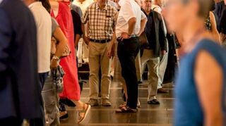 Besucher strömen nach der Mannheimer Rede aus dem Schauspielhaus des Nationaltheaters.