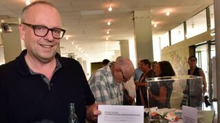 Kosminski hält einen Scheck über 500 Euro für die Johannes-Kepler-Schule in der Hand – sein Geschenk zum Abschied. Auch Gäste der Rede konnten Geld spenden.