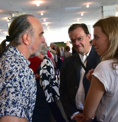 Politiker und Gemeinderat Gerhard Fontagnier (l., Grüne) diskutiert nach der Rede mit Gästen.