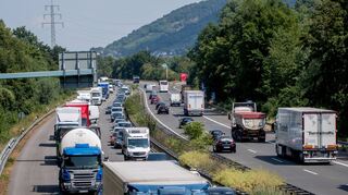 Dichter Verkehr ist auf der Bergstraßen-Autobahn A 5 die Regel, oft geht es nur zähfließend voran, zu bestimmten Tageszeiten sind Staus an der Tagesordnung.