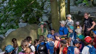 Auf Schatzsuche gingen 38 Lautertaler Kinder im Felsenmeer – begleitet von Kobold Kieselbart.