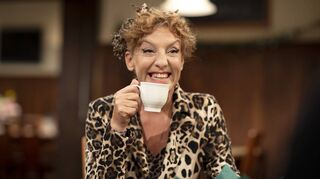 Sissi Perlinger spricht beim Frühstück im bayerischen Dachau über Humor, Alter – und die Lehre, die sie aus ihrem Tinnitus gezogen hat.