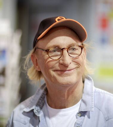 Der Komiker Otto Waalkes geht 2015 im Alten Postlager in Mainz durch seine Schau „Otto Waalkes – Die Ausstellung“.