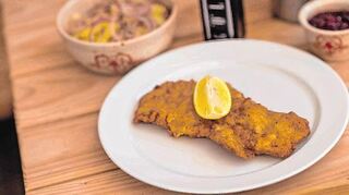 Wenn die Panade kleine Erhebungen hat, ist das ein gutes Zeichen, denn das bedeutet: Zwischen Fleisch und Semmelbrösel bildet sich Feuchtigkeit und das Schnitzel bleibt schön saftig.