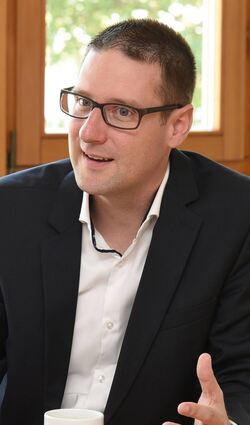 Bürgermeister Manuel Just im Sitzungszimmer des Rathauses von Hirschberg.