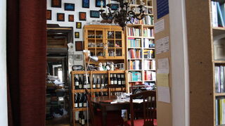 Wie in einem Wohnzimmer sieht es in der unkonventionellen Buchhandlung aus.