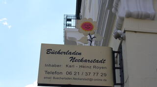 Die fröhliche Blume weist den Weg in den Bücherladen Neckarstadt.