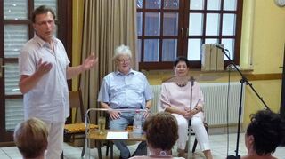 Klemens Diehl-Blust (stehend) begrüßte die Gäste beim Kultursommer sowie Heidrun Scheyhing und Wolfgang Wolfgarten vom Leseschwarm.