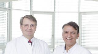 Dr. János Borgulya (li.) baut am Heilig-Geist-Hospital in Bensheim ein Wirbelsäulenzentrum auf – und soll dabei eng mit dem Neurochirurgen Dr. Karim Soulation zusammenarbeiten.