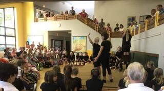 Schüler der dritten und vierten Klassen führten zur Begrüßung der 29 Neulinge an der Carl-Orff-Schule das Märchen von den Bremer Stadtmusikanten auf.