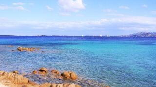 Zerklüftete Felsen und azurblaues Wasser: Sardinien hat nicht nur feine Sandstrände, sondern auch kleine, wilde Buchten zu bieten.