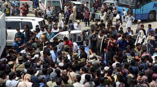 Unzählige Passagiere warten auf einen Bus, der sie aus Kandahar bringen kann. Das jetzt von den Taliban eroberte Ghazni liegt an der wichtigen Straße Richtung Kabul.