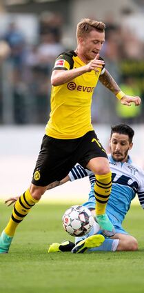 Bereit zum Durchstarten: Dortmunds Kapitän Marco Reus (l.) setzt sich im Testspiel gegen Lazio Rom gegen Luis Alberto Romero durch.