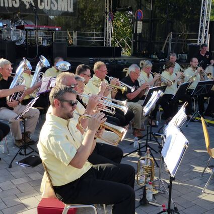 Auf dem Hallenbad-Vorplatz musizierte das Einhäuser Musikcorps zusammen mit seinen amerikanischen Freunden.