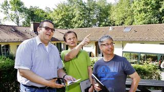 Bürgermeister Michael Helbig (links) besuchte gestern das Albert-Schweitzer-Haus. Unser Bild zeigt ihn mit Heimleiter Daniel Kozacki-Krüger (Mitte) und Thomas Jungfleisch, dem Geschäftsführer des Vereins Kubus.