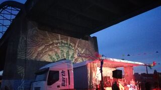 Die Bands spielen geschützt vom Wetter auf einem Laster.