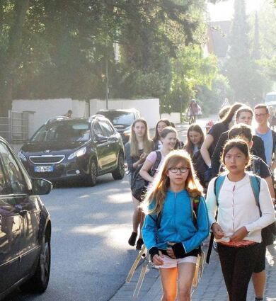 Waghalsige Wendemanöver sind keine Seltenheit, wenn Autofahrer ihre Sprösslinge zur Schule fahren oder abholen – das „Goethe“ macht da keine Ausnahme.