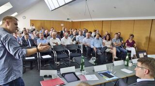 Bei einer Fachtagung zum Thema „bezahlbarer Wohnraum“ tauschten sich im Landratsamt rund 80 Vertreter von Kommunen, aus politischen Gremien und aus der Wohnungswirtschaft aus. Unser Bild zeigt links den Referenten Björn Metzgen-Meuer von der Wohnungsnotfallhilfe Diakonisches Werk.