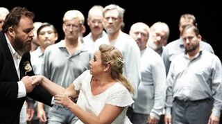 Lohengrin (Michael König) mit Elsa von Brabant (Simone Schneider).