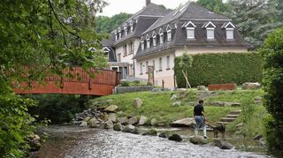 An vielen Orten – wie hier in Birkenau hinter dem Rathaus – wurde die Weschnitz infolge einer EU-Verordnung wieder zugänglich gemacht.