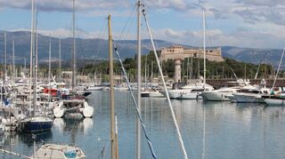 Die Yacht ist eine Sache – wer sich im Hafen Port Vauban auch die passende Anlegestelle leisten kann, hat keine größeren materiellen Sorgen.