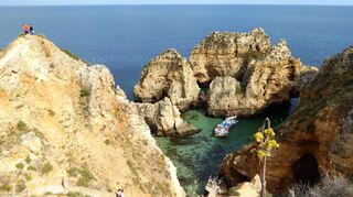 Wandern am Abgrund: Ponta da Piedade ist nur über prekäre Kletterwege und über eine sichere Treppe zu erreichen.
