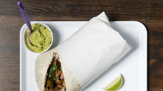 Burrito: gedampfter Teig gefüllt mit Reis, Bohnen, Gemüse, Salat und Salsa mit Guacamole!