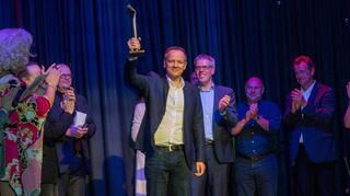 Viel Beifall gab es für Thomas Schreckenberger (Mitte mit Trophäe) in Lorsch. Der Kabarettist begeisterte mit seiner Vorstellung Jury und Publikum gleichermaßen.