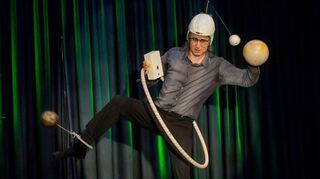 Marcus Jeroch ist Sprachakrobat. Der Clown aus Hamburg beeindruckte im Finale mit seiner Jonglage von Wort-Collagen.