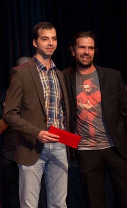 Theaterchef Frohnmaier übergab Luca Brosius (l.) den Newcomerpreis.