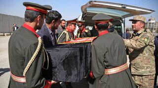 Afghanische Soldaten tragen den Sarg eines Parlamentskandidaten, der bei einem Bombenangriff getötet wurde.
