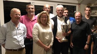 Siegerehrung bei der Clubmeisterschaft des GC Bensheim: v.l. Ralf Landwehrmann, Jürgen Deichert, Sibylle Landwehrmann, Volker Sliwinski, Jürgen Wissner, Tom Kübel-Heising, Michael Bettig vom Vorstand des Golfclubs, Justin Lenny Kreuzer, Carl-Leopold Nissler, Barbara Friedrich-Nissler, Christian Hammerl, Jörn Wissner.