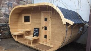 In der Sauna (Bild links) können sich die Gäste des Coconat Space erholen. Das Landhotel versteht sich als Herberge für Kreative, die sich hier inspirieren lassen können. Eine Art Roboter (Bild rechts) begrüßt die Gäste mit Blumen.