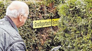 Mit der Heckenschere ist Paul Gräsle an der Grenze zugange. Großgartach und Schluchtern: zwei Dörfer, zwei Länder, zwei Mentalitäten. Und das, obwohl sie seit 1970 eine einzige Gemeinde bilden.