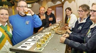 Bei der Rorrer Bier-Probe mussten sechs Gerstensäfte am Geschmack erkannt werden. Beim Stechen der Besten entschied dann der Geruchssinn.