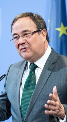 Armin Laschet (CDU, v.l.), Ministerpräsident von Nordrhein-Westfalen, Friedrich Merz und der Bundesminister für Gesundheit, Jens Spahn.