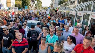 Ein Teilnehmer der AfD-Wahlkundgebung im September im Bürgerhaus Kronepark in Auerbach soll einen Gegendemonstranten, der sich im Veranstaltungsraum befand, geschlagen haben.