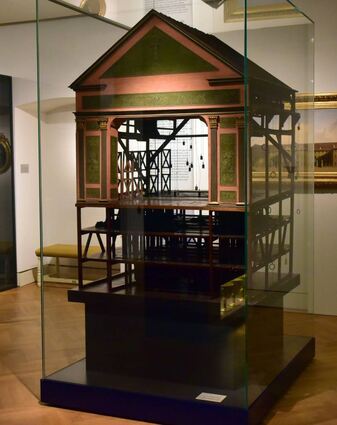 Auslöser des Rechtsstreits waren unter anderem ungenehmigte Fotos eines Bühnenmodells Johann von Dalbergs (um 1800, l.) und eines Behälters aus Kerameikos (775-750 v. Chr.).