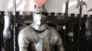 Die Rüstung des schwedischen Königs Gustav II. Adolf ist im Rittersaal des Schlosses in Erbach zu sehen.