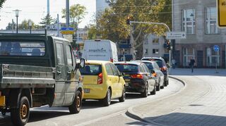 Es geht kaum voran: Gerade im Berufsverkehr stauen sich Autos und Lastwagen an der Kreuzung der Neckarauer mit der Speyerer Straße. Laut Stadtsprecher Jan Krasko ist die Situation bekannt, kann jedoch nicht verändert werden.