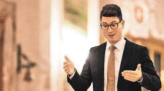 Dirigent in Aktion: Alexander Niehues, seit 2013 Bezirkskantor an Heilig-Geist, leitet klar strukturiert.