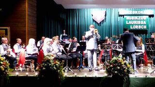 Der Musikzug Laurissa brachte mit Dirigent Quentin Malchaire ein abwechslungsreiches Repertoire in der Nibelungenhalle zu Gehör.