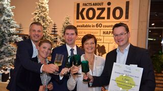 Freude bei der Preisverleihung: (v.l.n.r.) Die Sieger Torsten Mayer, Malgorzata Matuska-Mayer und Christian Schrade, Sponsorin Katarina Metz sowie Sieger Simon Weiß.